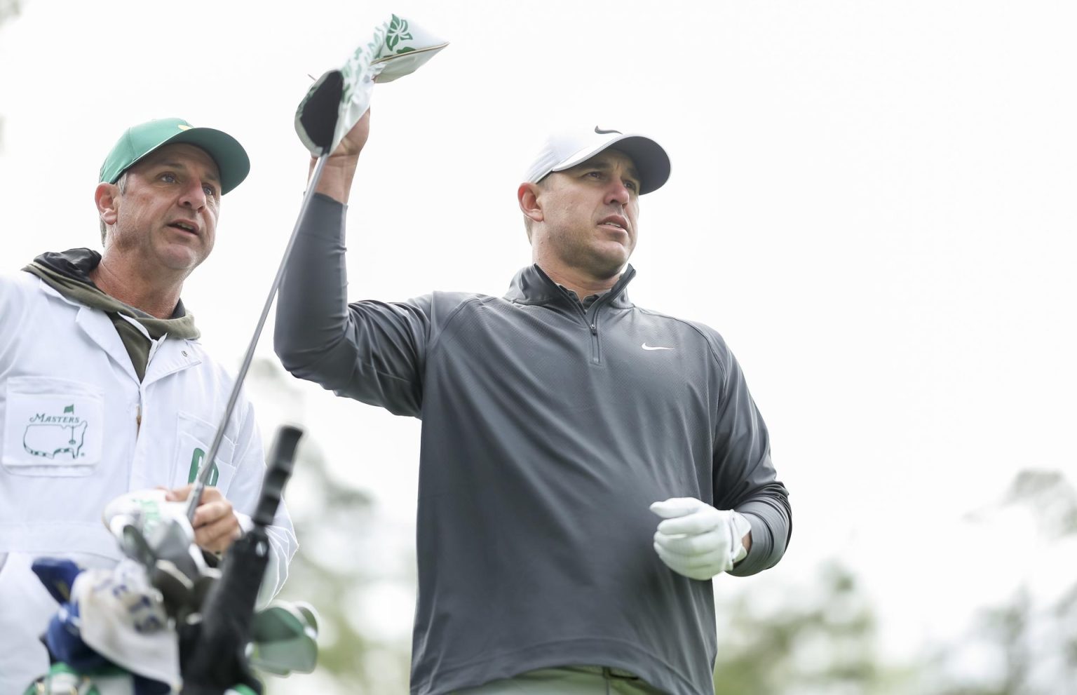 El estadounidense Brooks Koepka se prepara para dar el golpe de salida en el hoyo 15 durante la continuación de la tercera ronda del Torneo Masters de Augusta. EFE/EPA/JUSTIN LANE