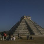 Personas observan el fenómeno astronómico hoy en el Castillo de Kukulcán en la zona arqueológica de Chichén Itzá, en Yucatán (México). EFE/Lorenzo Hernández