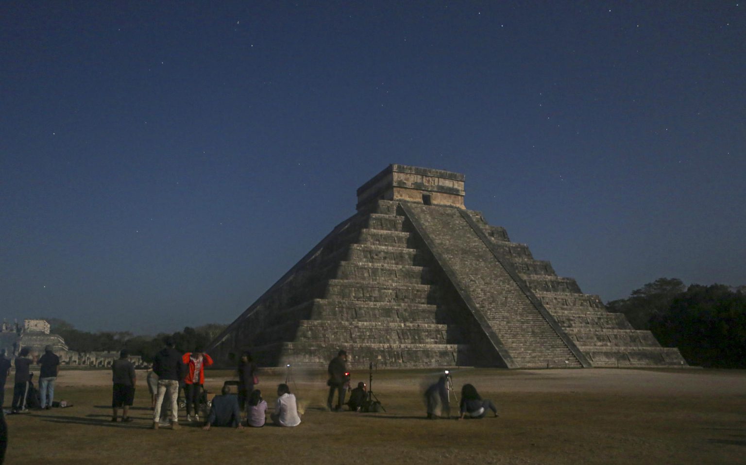 Personas observan el fenómeno astronómico hoy en el Castillo de Kukulcán en la zona arqueológica de Chichén Itzá, en Yucatán (México). EFE/Lorenzo Hernández