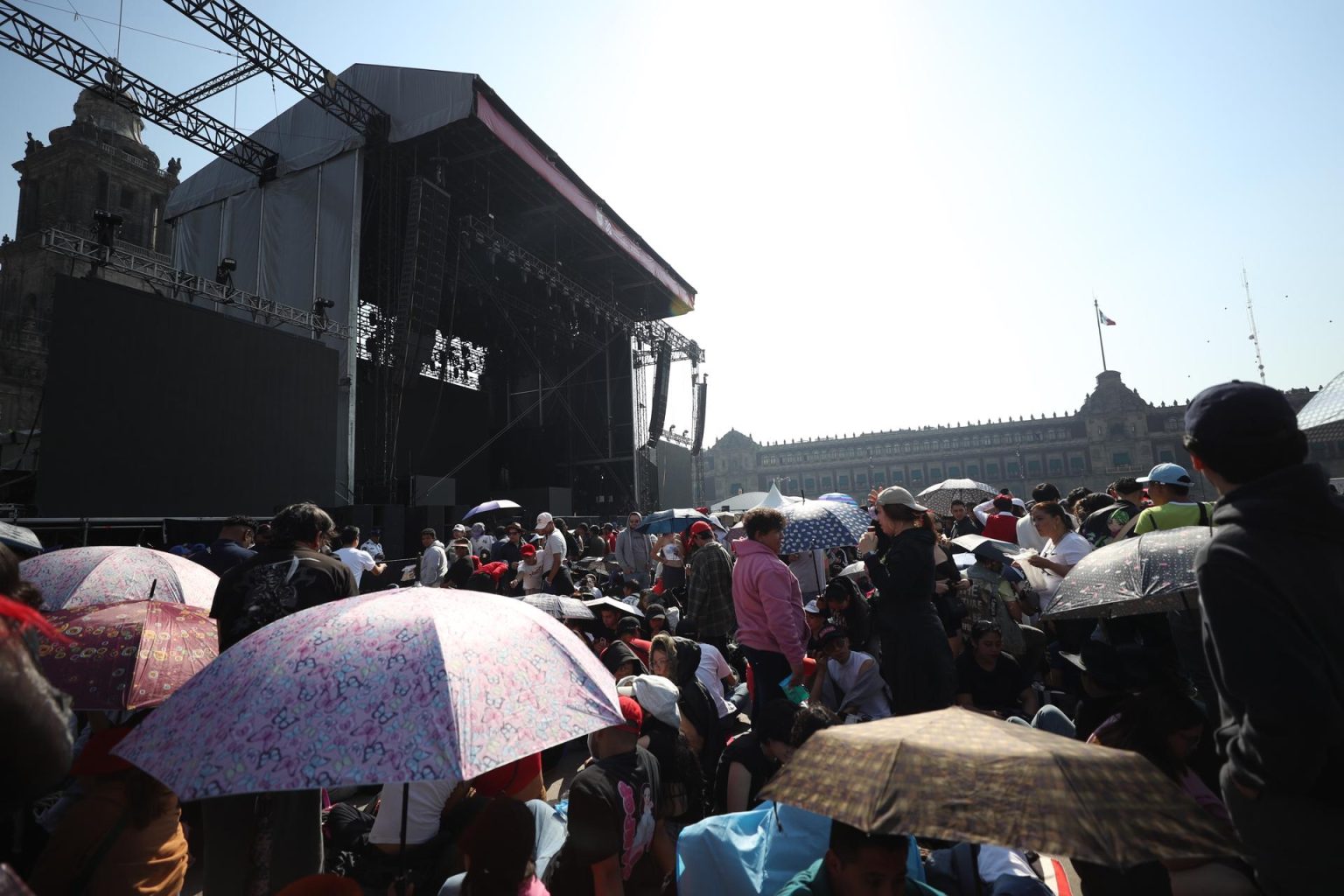 Seguidores de la cantante española Rosalía esperan hoy, previo al concierto que ofrecerá esta noche en el Zócalo en Ciudad de México (México). EFE/Sáshenka Gutiérrez