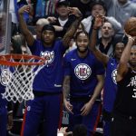 Nicolas Batum, alero de los Clippers de Los Ángeles, fue registrado este miércoles, 5 de abril, al lanzar para tres puntos, durante un partido de la NBA contra los también angelinos Lakers, en el coliseo Crypto.com Arena, en Los Ángeles (California, EE.UU.). EFE/Etienne Laurent