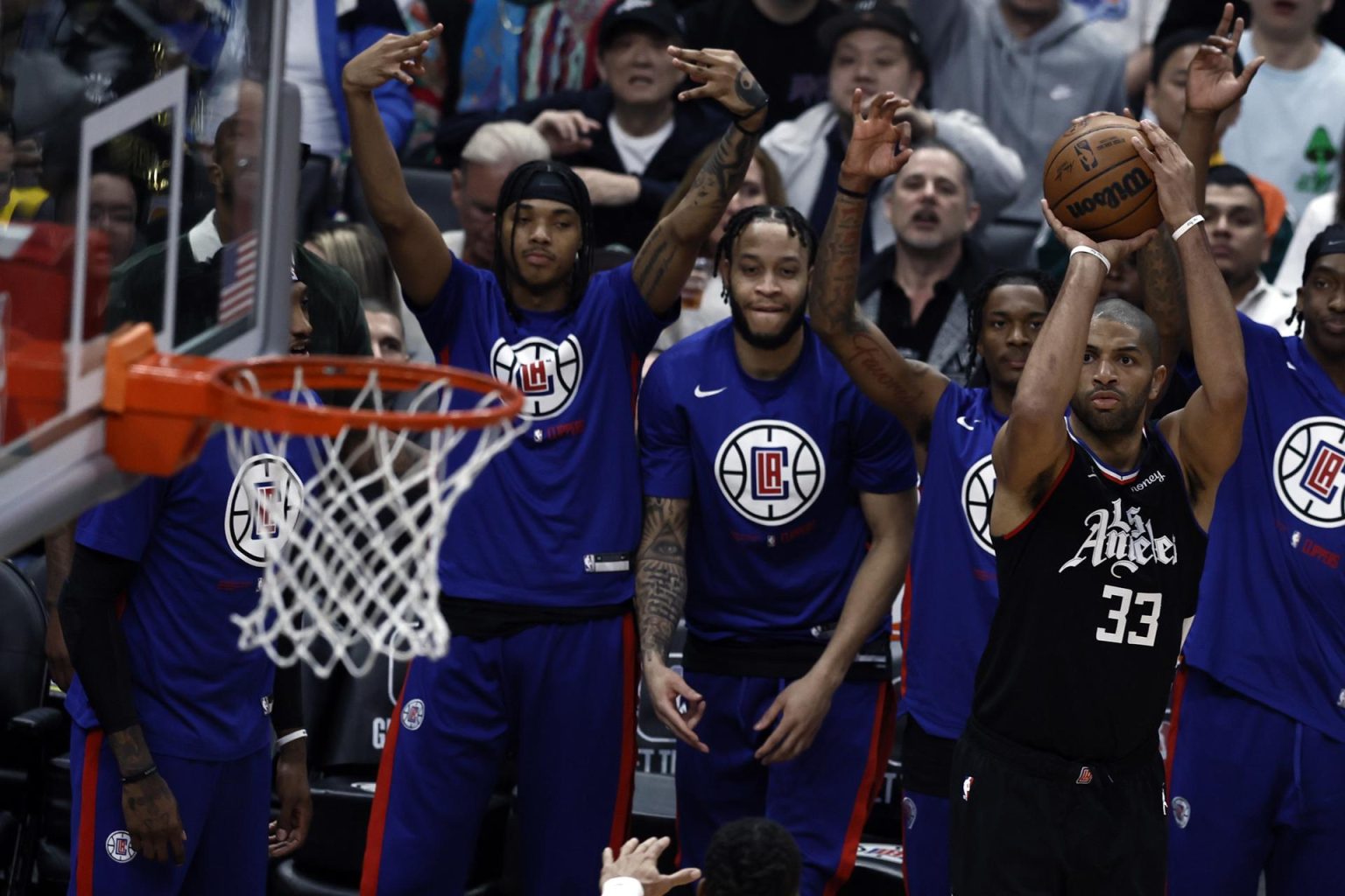 Nicolas Batum, alero de los Clippers de Los Ángeles, fue registrado este miércoles, 5 de abril, al lanzar para tres puntos, durante un partido de la NBA contra los también angelinos Lakers, en el coliseo Crypto.com Arena, en Los Ángeles (California, EE.UU.). EFE/Etienne Laurent