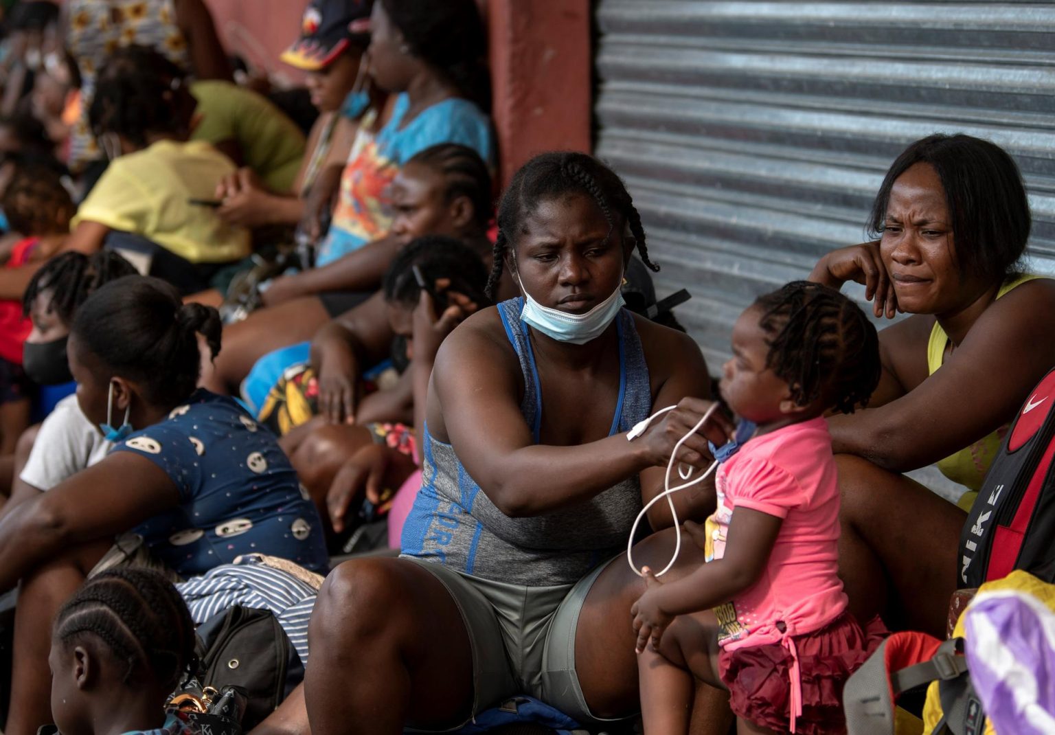 Fotografía de archivo de un grupo de migrantes haitianos que acampan en albergues de la ciudad de Monterrey (México). EFE/ Miguel Sierra