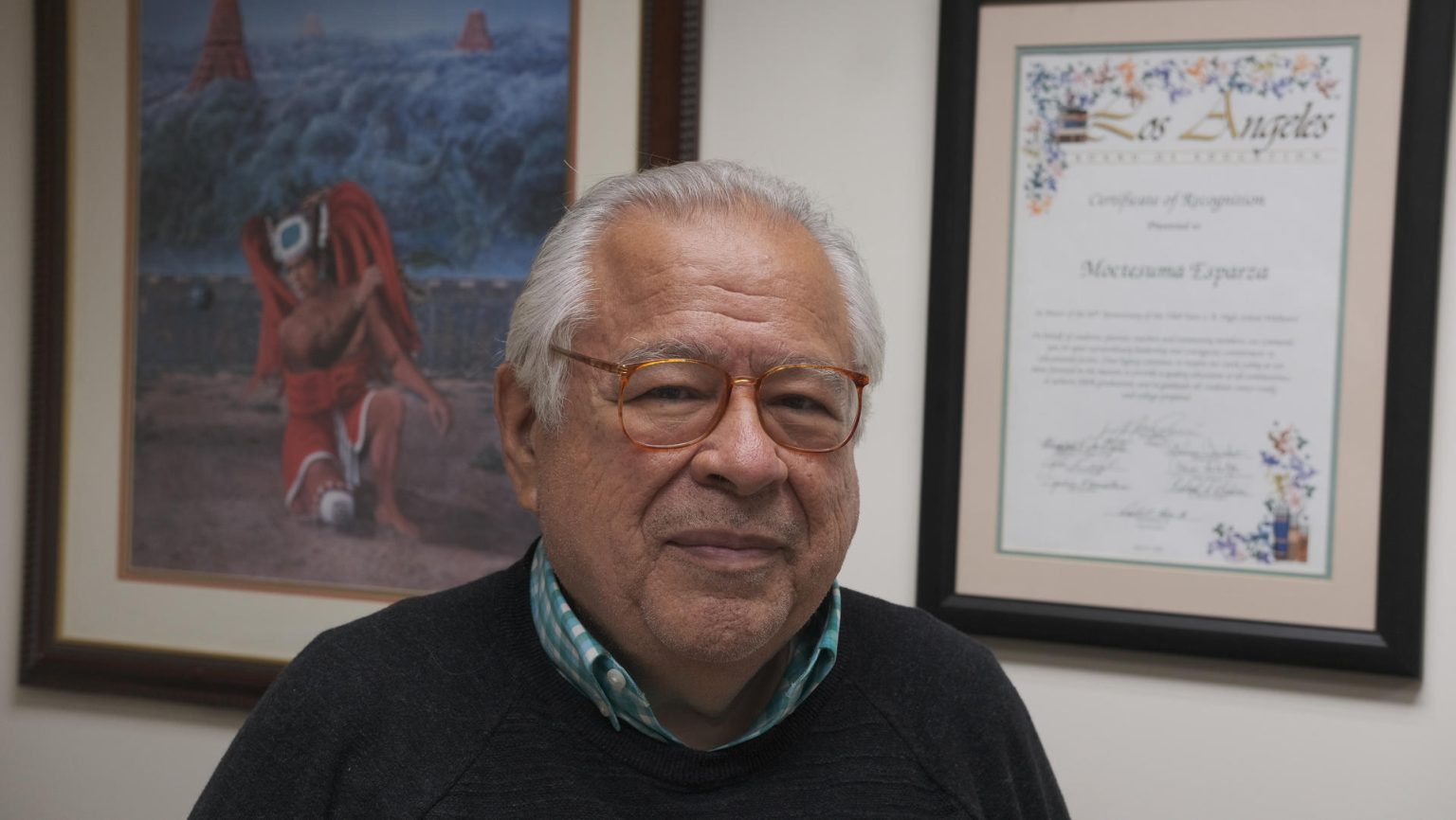 El productor Moctesuma Esparza posa durante una entrevista con EFE en las oficinas de la cadena Cines Maya, en Pasadena (Estados Unidos). EFE/ Guillermo Azábal