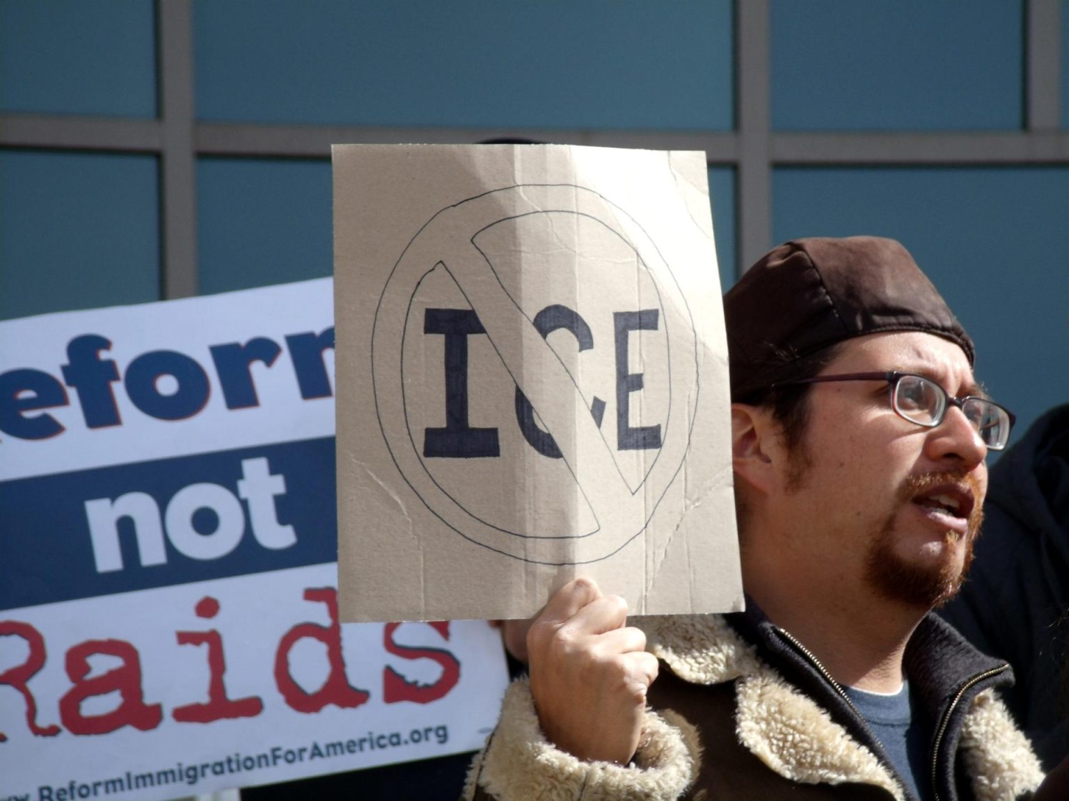 Fotografía de archivo donde se observa una manifestación en rechazo al Servicio de Inmigración y Aduanas (ICE). EFE/Francisco Miraval