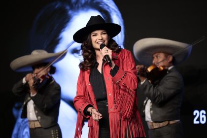 La cantante española, Natalia Jiménez, interpreta una canción hoy, durante la promoción de su gira "Antología 20 años", en Ciudad de México (México). EFE/José Méndez