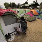 Un grupo de migrantes permanecen en un albergue, el 21 de abril de 2023 en la capital mexicana (México). EFE/José Méndez