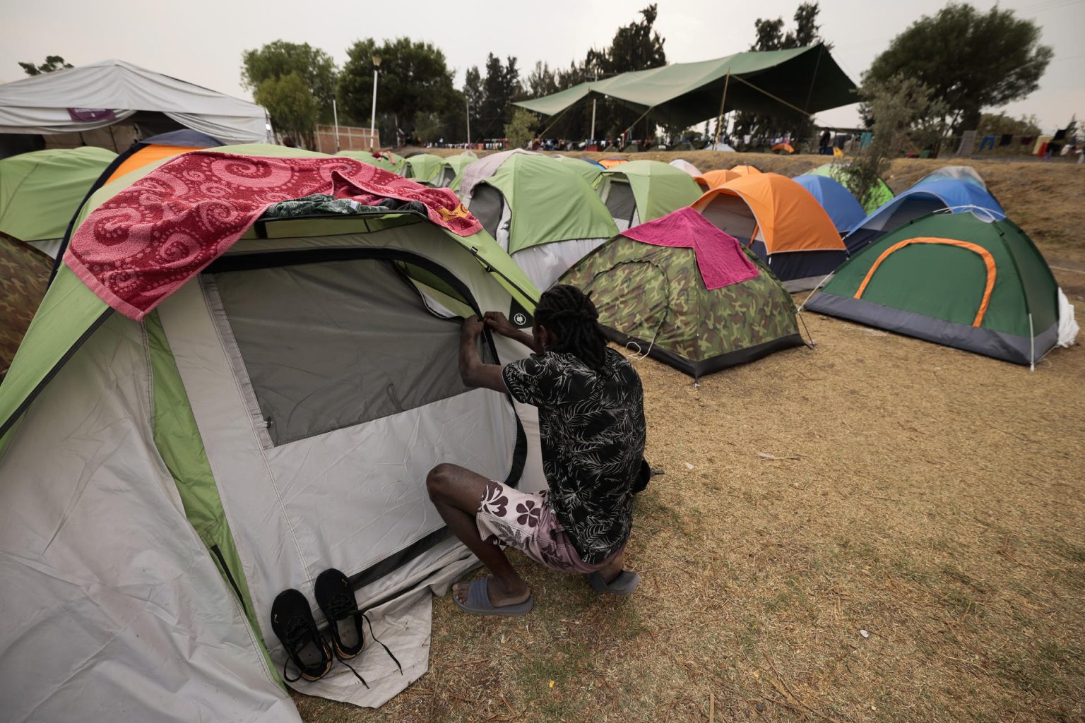 Un grupo de migrantes permanecen en un albergue, el 21 de abril de 2023 en la capital mexicana (México). EFE/José Méndez