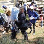 Un grupo de migrantes nicaragüenses tratan de evitar los puntos de control migratorio recorriendo otros caminos, en el Municipio de Omoa (Honduras). EFE/ Gustavo Amador