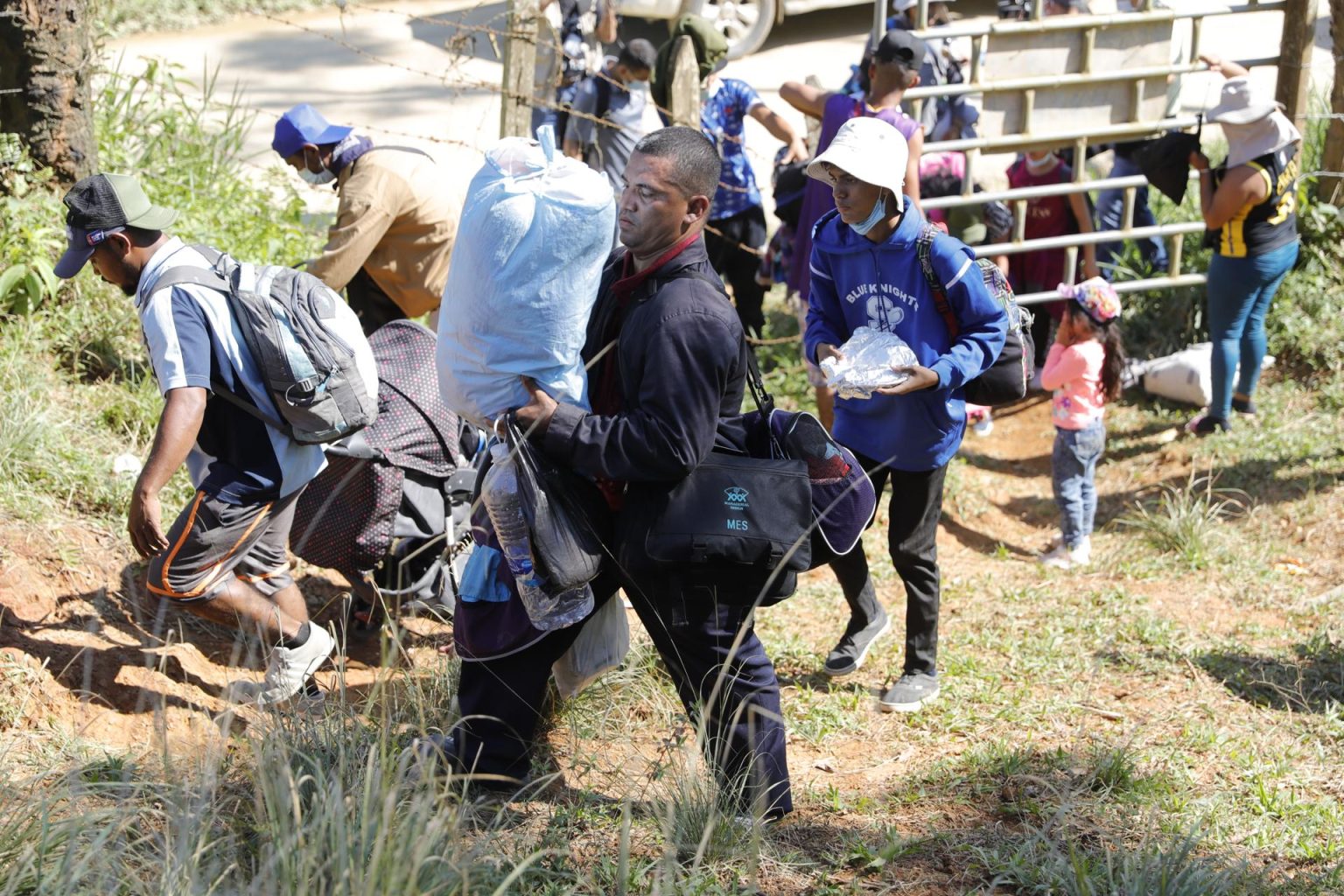 Un grupo de migrantes nicaragüenses tratan de evitar los puntos de control migratorio recorriendo otros caminos, en el Municipio de Omoa (Honduras). EFE/ Gustavo Amador