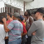 Migrantes cubanos se concentran a las afueras de la Comisión Mexicana de Ayuda a Refugiados (Comar) para solicitar refugio en Tapachula, en el sur de Chiapas (México). Imagen de archivo. EFE/José Torres