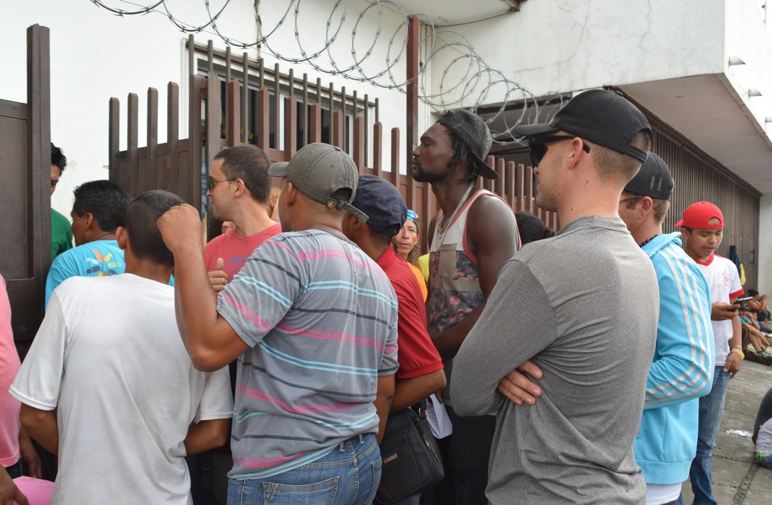 Migrantes cubanos se concentran a las afueras de la Comisión Mexicana de Ayuda a Refugiados (Comar) para solicitar refugio en Tapachula, en el sur de Chiapas (México). Imagen de archivo. EFE/José Torres