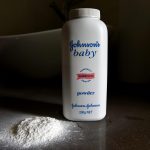 Fotografía de un envase de talco para bebés Johnson producido por la compañía multinacional Johnson & Johnson EFE/DAN PELED PROHIBIDO SU USO EN AUSTRALIA Y NUEVA ZELANDA