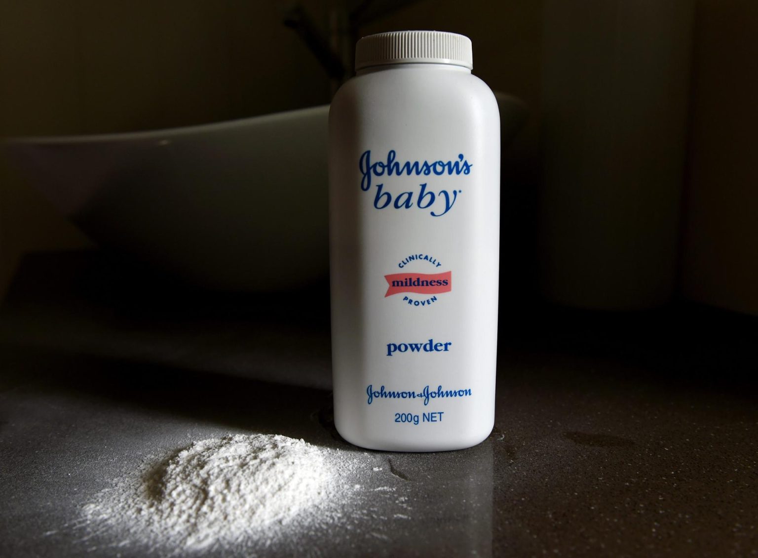 Fotografía de un envase de talco para bebés Johnson producido por la compañía multinacional Johnson & Johnson EFE/DAN PELED PROHIBIDO SU USO EN AUSTRALIA Y NUEVA ZELANDA