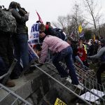 Seguidores de Donald Trump irrumpen durante unas protestas en los terrenos del Capitolio de los Estados Unidos en Washington (Estados Unidos).Fotografía de archivo. EFE/ WILL OLIVER