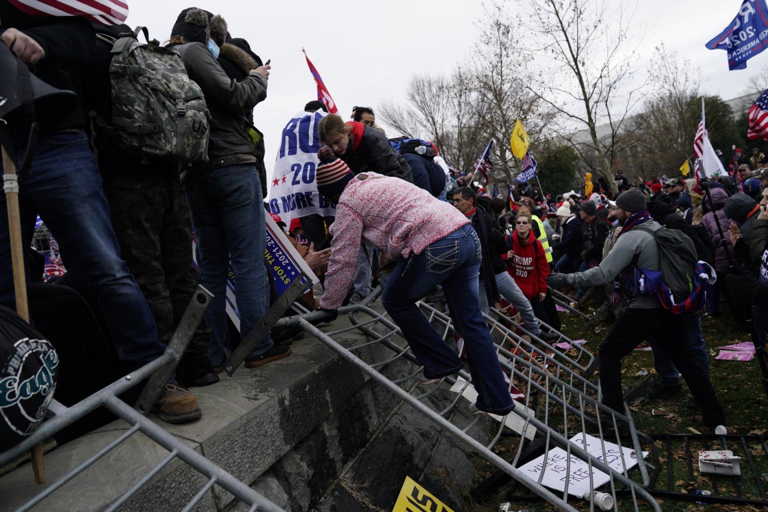 Seguidores de Donald Trump irrumpen durante unas protestas en los terrenos del Capitolio de los Estados Unidos en Washington (Estados Unidos).Fotografía de archivo. EFE/ WILL OLIVER