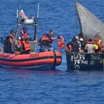 Fotografía cedida por la Guardia Costera de EE.UU. que muestra a unos miembros de la tripulación del guardacostas Isaac Mayo mientras interceptan el 29 de marzo de 2023 un barco migrante a unas 72 millas al sur de Cayo Hueso, Florida (EE.UU.). EFE/ Cortesía SÓLO USO EDITORIAL/SÓLO DISPONIBLE PARA ILUSTRAR LA NOTICIA QUE ACOMPAÑA (CRÉDITO OBLIGATORIO)