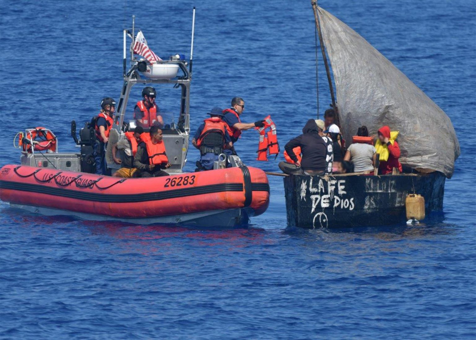 Fotografía cedida por la Guardia Costera de EE.UU. que muestra a unos miembros de la tripulación del guardacostas Isaac Mayo mientras interceptan el 29 de marzo de 2023 un barco migrante a unas 72 millas al sur de Cayo Hueso, Florida (EE.UU.). EFE/ Cortesía SÓLO USO EDITORIAL/SÓLO DISPONIBLE PARA ILUSTRAR LA NOTICIA QUE ACOMPAÑA (CRÉDITO OBLIGATORIO)