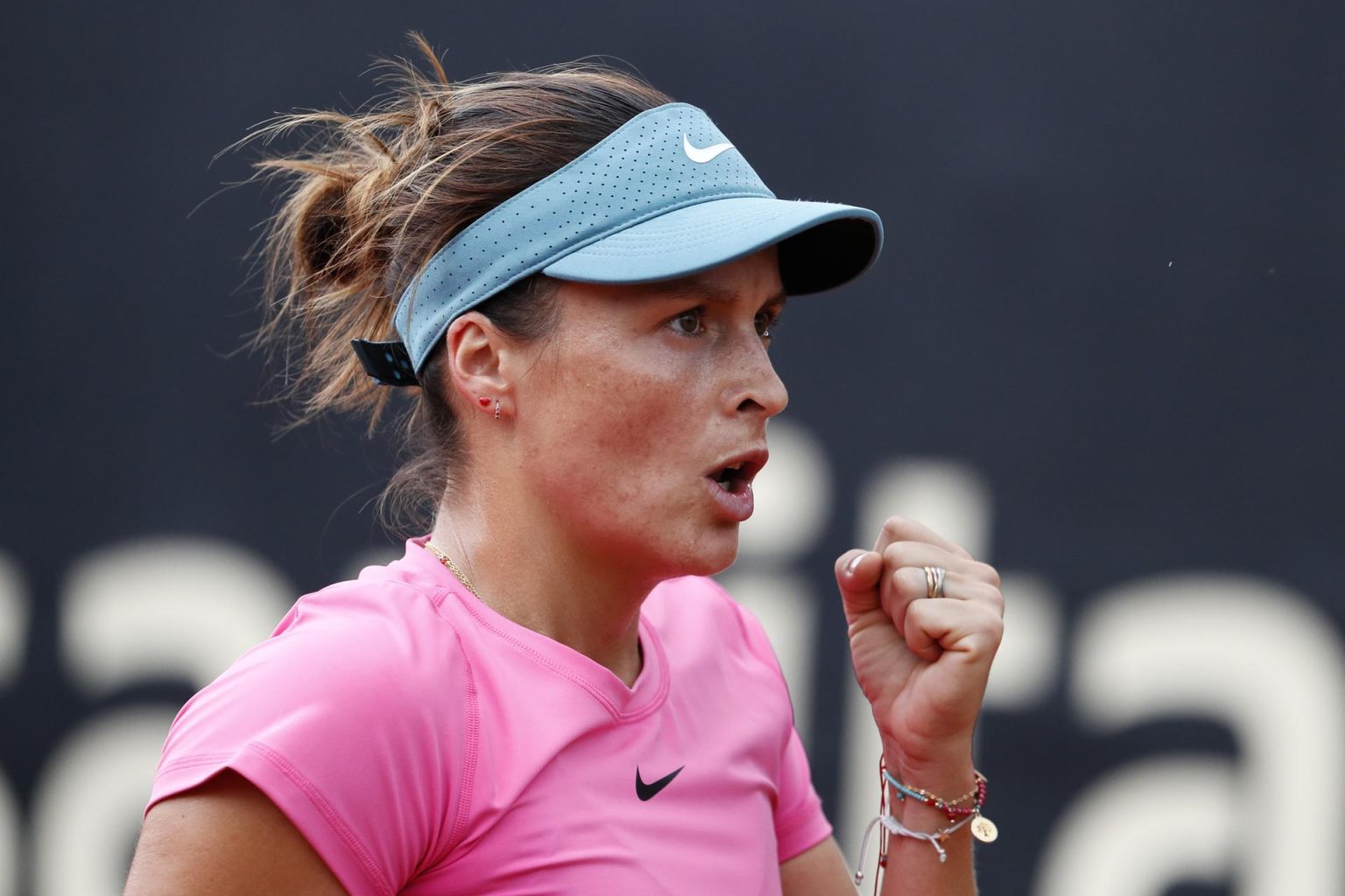 La tenista alemana Tatjana Maria fue registrada este sábado, 8 de abril, al celebrar un punto que le anotó a la británica Francesca Jones, durante una de las semifinales de la Copa Colsanitas, en el Country Club, en Bogotá (Colombia). EFE/Carlos Ortega