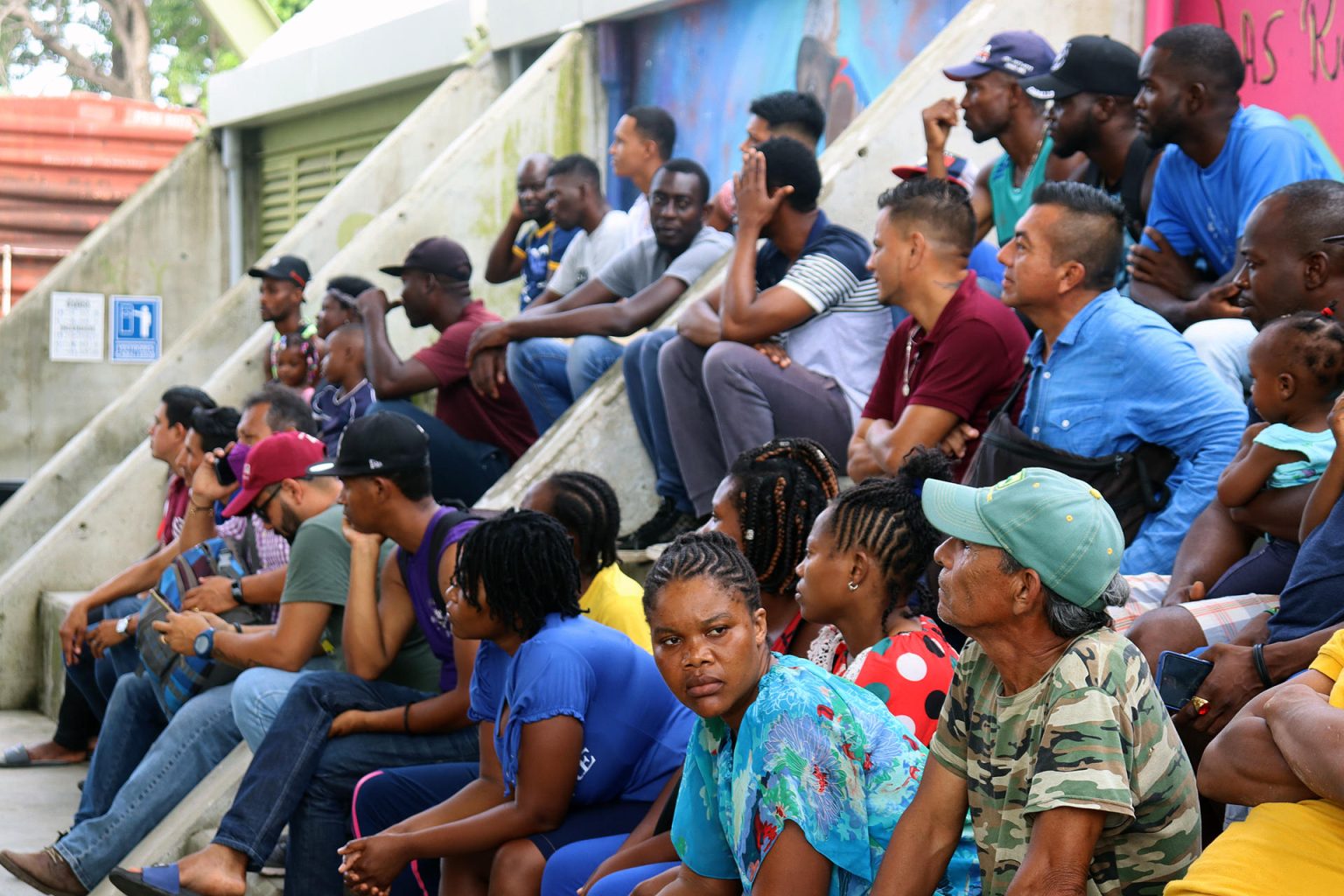 Migrantes centroamericanos esperan para realizar trámites legales en la ciudad de Tapachula, estado de Chiapas (México). Fotografía de archivo. EFE/Juan Manuel Blanco