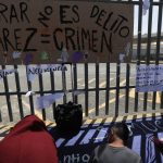 Migrantes escriben pancartas durante una manifestación para exigir justicia por 40 indocumentados que murieron por un incendio hace nueve días, hoy, al exterior del Instituto Nacional de Migración (INM), en Ciudad Juárez (México).  EFE/Luis Torres.