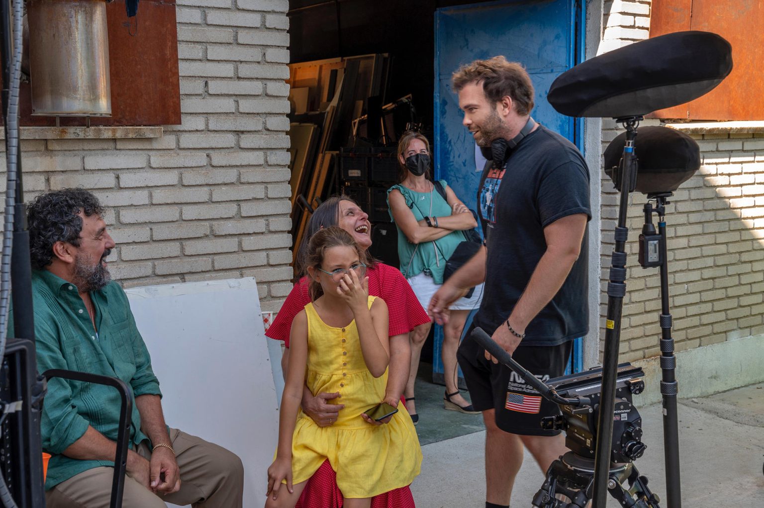 Fotografía sin fecha cedida por de Amazon Prime, donde se observa al director español Frank Ariza (d), durante las grabaciones de la cinta "Con los años que me quedan". EFE/Amazon Prime/SOLO USO EDITORIAL/SOLO DISPONIBLE PARA ILUSTRAR LA NOTICIA QUE ACOMPAÑA(CRÉDITO OBLIGATORIO)