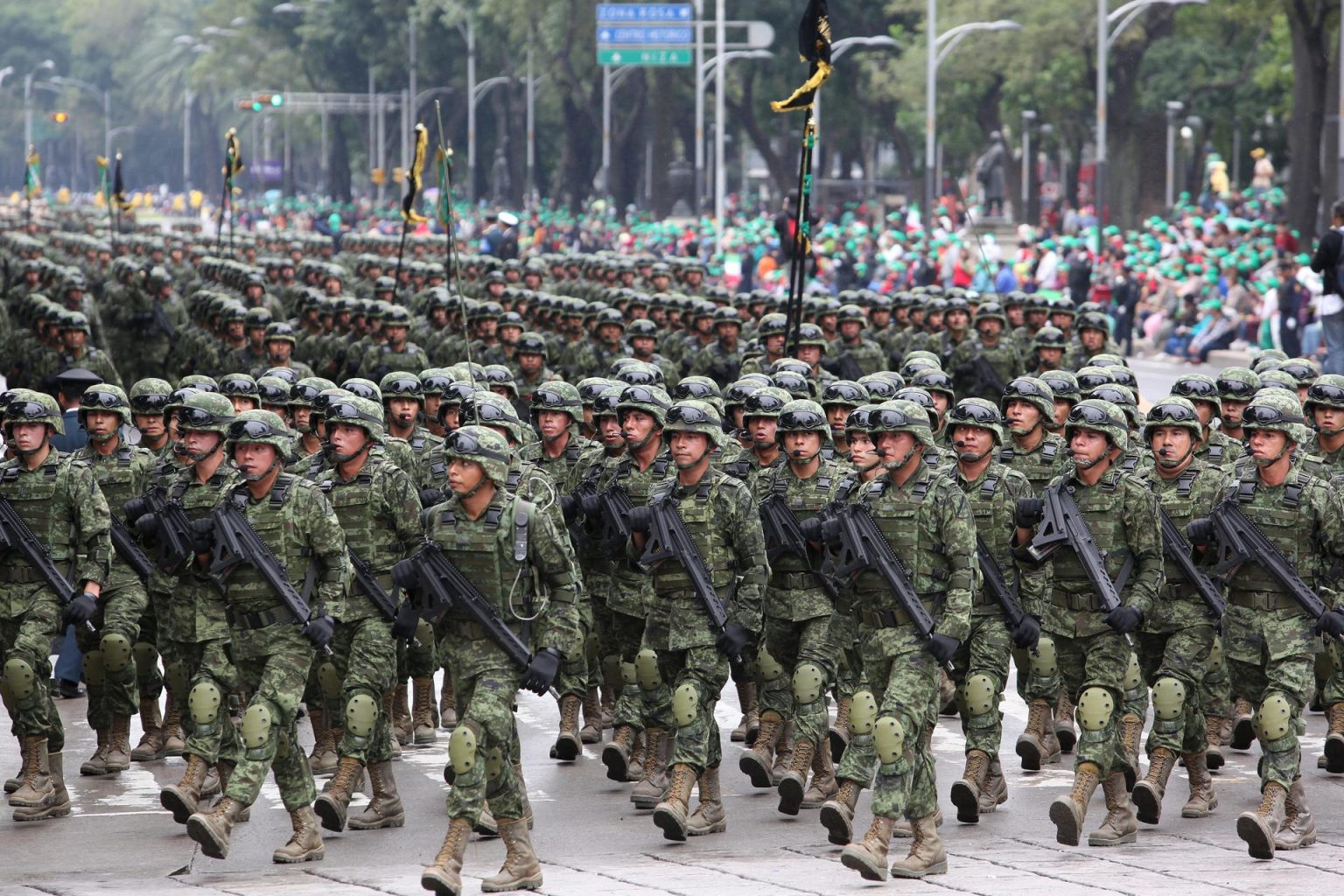 Fotografía de archivo de militares mexicanos que participan en el desfile que conmemora el 203 aniversario del inicio de la Independencia de México y que se realizó en Ciudad de México (México). EFE/Sáshenka Gutiérrez