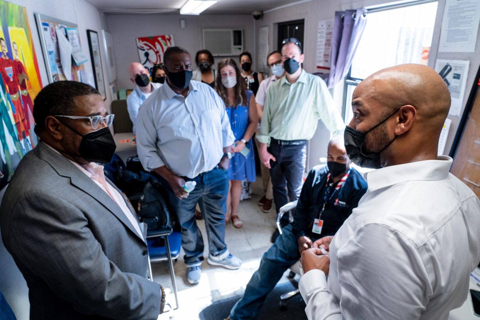 Fotografía de junio de 2022 cedida por el Sistema de Salud de la Universidad de Miami a través de KFF Health News donde aparece el jefe de la Oficina de Política Nacional sobre el SIDA de la Casa Blanca, Harold Phillips (i), mientras conversa con funcionarios del Departamento de Salud y Servicios Humanos, durante una visita al programa IDEA Exchange de la Facultad de Medicina Miller de la Universidad de Miami, Florida. En 2018, Mike Ferraro vivía en la calle y compartía jeringas con otras personas que se inyectaban drogas cuando descubrió que era VIH positivo. EFE/University of Miami Health System /SOLO USO EDITORIAL/NO VENTAS/SOLO DISPONIBLE PARA ILUSTRAR LA NOTICIA QUE ACOMPAÑA/CRÉDITO OBLIGATORIO