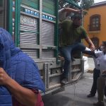 Fotografía de archivo de agentes del Instituto Nacional de Migración que trasladan a hombres centroamericanos, en el municipio de Nochixtlán estado de Oaxaca (México). EFE/ Daniel Ricardez[MÁXIMA CALIDAD DISPONIBLE]