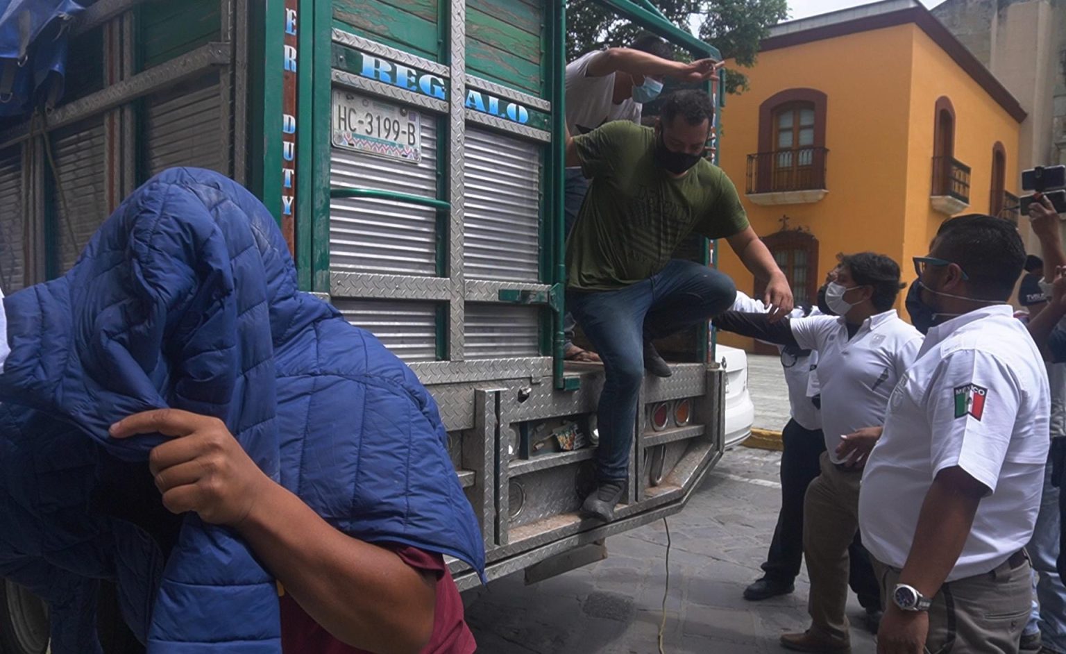 Fotografía de archivo de agentes del Instituto Nacional de Migración que trasladan a hombres centroamericanos, en el municipio de Nochixtlán estado de Oaxaca (México). EFE/ Daniel Ricardez[MÁXIMA CALIDAD DISPONIBLE]