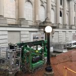 Fotografía donde se aprecia un montacargas dispuesto en el exterior de la Hispanic Society de Nueva York (HS), cerrada debido a un problema constructivo en la rampa de acceso, el 27 de marzo de 2023, en Nueva York (EEUU). EFE/Javier Otazu