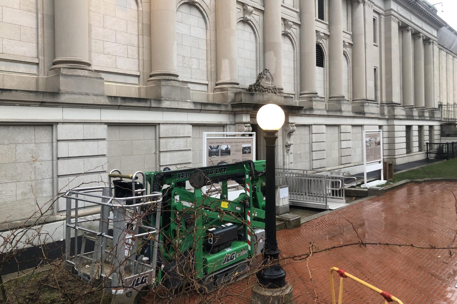 Fotografía donde se aprecia un montacargas dispuesto en el exterior de la Hispanic Society de Nueva York (HS), cerrada debido a un problema constructivo en la rampa de acceso, el 27 de marzo de 2023, en Nueva York (EEUU). EFE/Javier Otazu