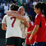 Fotografía de archivo en la que se observan a las jugadoras Kiana Angélica Palacios (i) y Verónica Charlyn Corral (c) de México, celebran un gol. EFE/Luis Ramírez