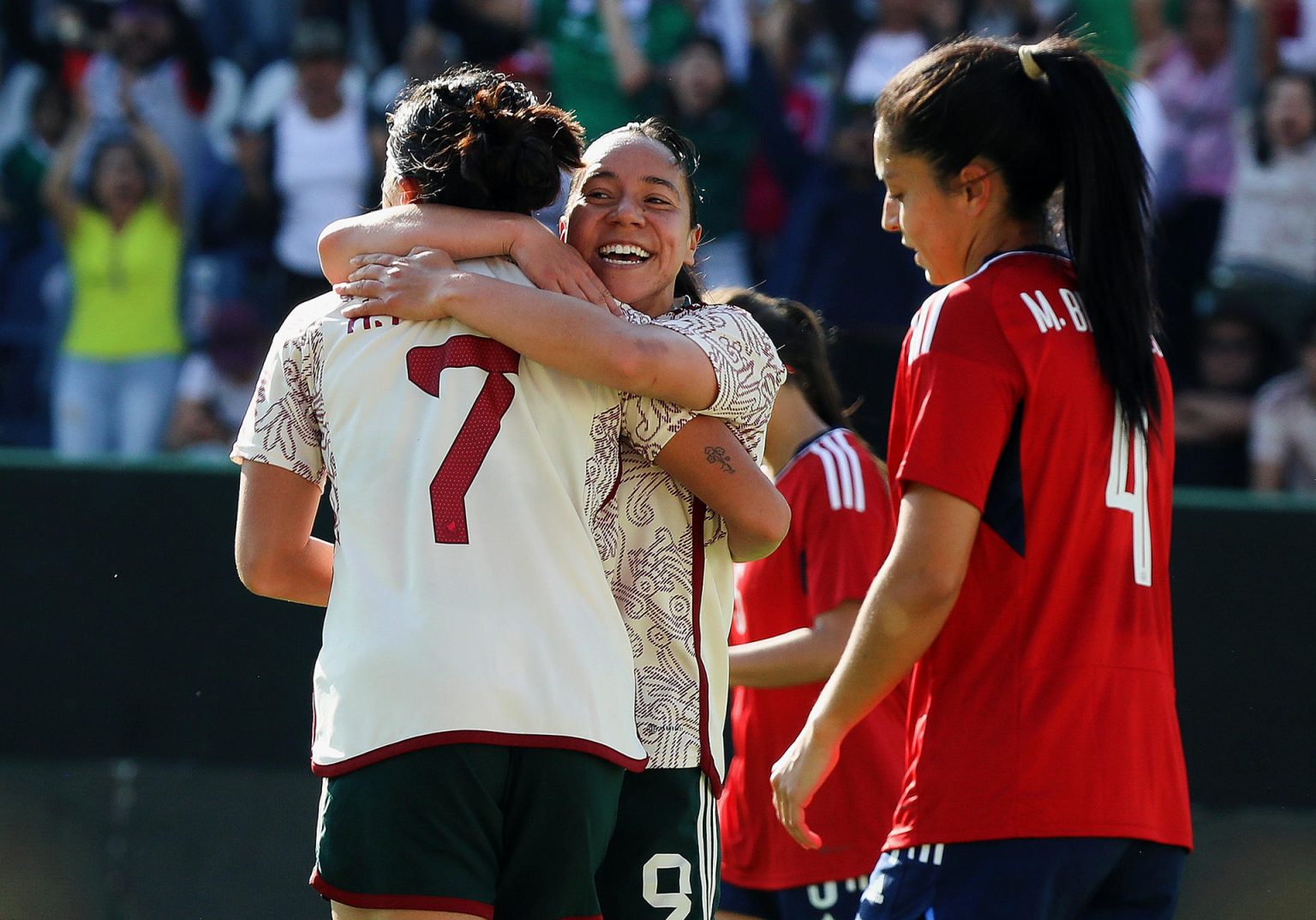 Fotografía de archivo en la que se observan a las jugadoras Kiana Angélica Palacios (i) y Verónica Charlyn Corral (c) de México, celebran un gol. EFE/Luis Ramírez