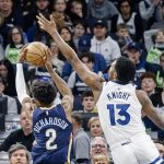 Nathan Knight #13 de los Minnesota Timberwolves bloquea un tiro de Josh Richardson #2 de los New Orleans Pelicans durante la segunda mitad de un partido de baloncesto de la NBA en el Target Center de Minneapolis., Minnesota (EE.UU.). EFE/Kerem Yucel