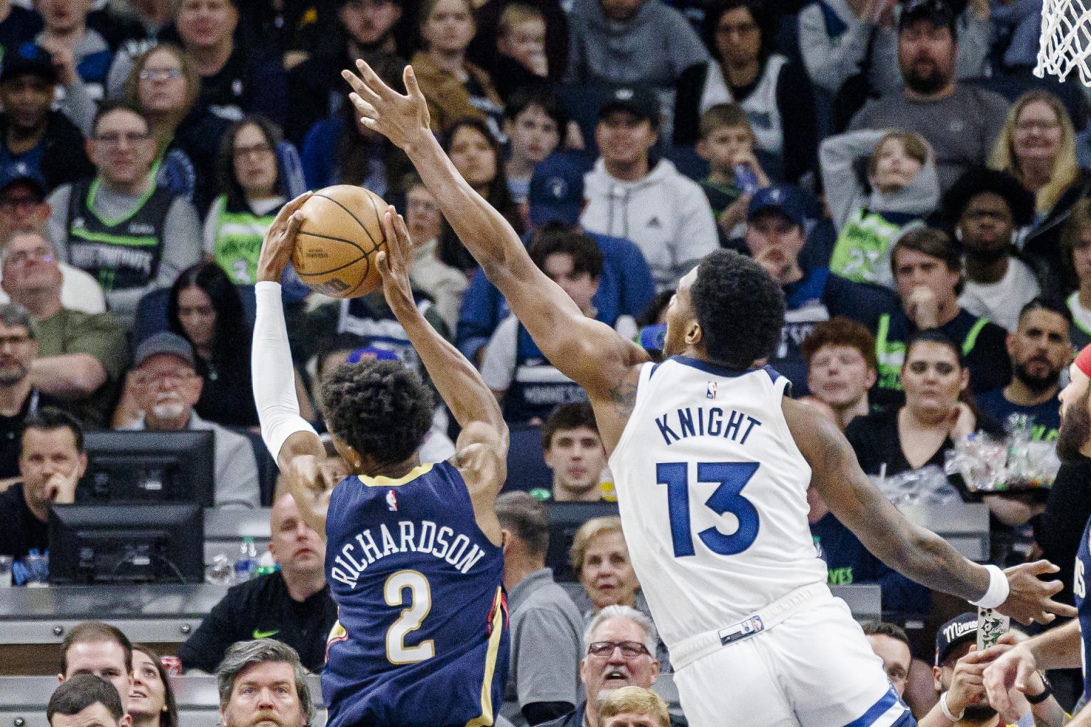 Nathan Knight #13 de los Minnesota Timberwolves bloquea un tiro de Josh Richardson #2 de los New Orleans Pelicans durante la segunda mitad de un partido de baloncesto de la NBA en el Target Center de Minneapolis., Minnesota (EE.UU.). EFE/Kerem Yucel