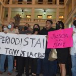 Un grupo de comunicadores protestan por el asesinato del periodista Antonio de la Cruz, en Ciudad Victoria, Tamaulipas (México). EFE/Alfredo Peña