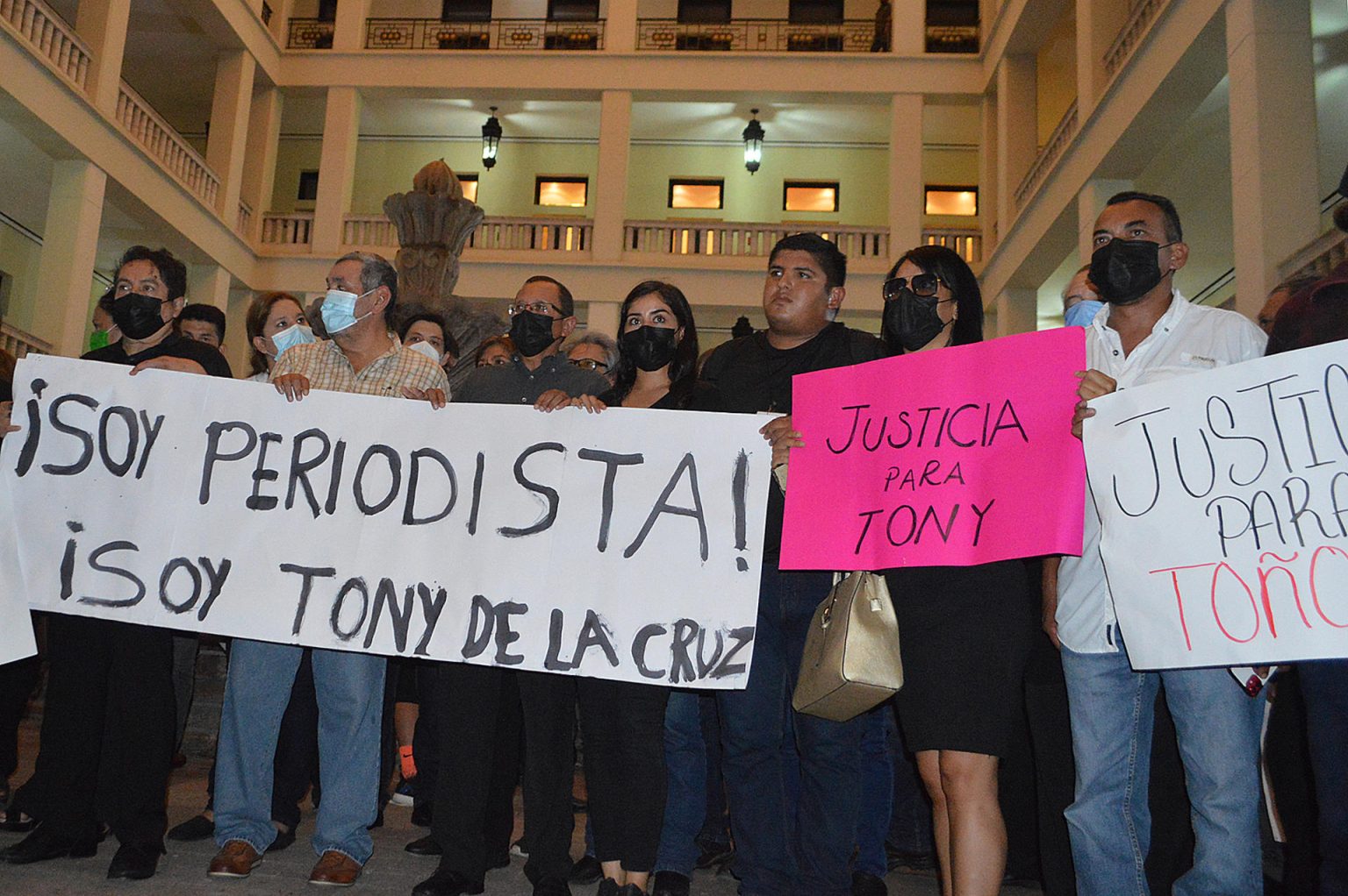 Un grupo de comunicadores protestan por el asesinato del periodista Antonio de la Cruz, en Ciudad Victoria, Tamaulipas (México). EFE/Alfredo Peña