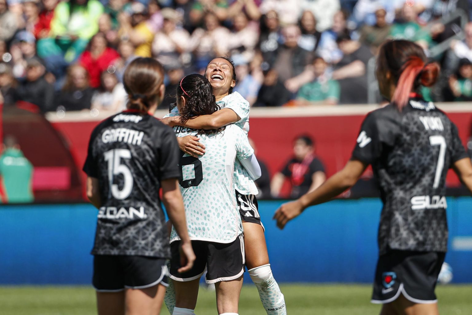 Jugadoras México celebran un gol durante un partido amistoso de fútbol femenino en el estadio SeatGeek de Bridgeview, Illinois (EE.UU.). EFE/Kamil Krzaczynski