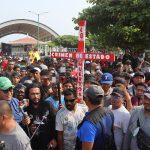 Migrantes se reúnen en una plaza pública del municipio de Huehuetán, hoy en el estado de Chiapas (México). EFE/Juan Manuel Blanco