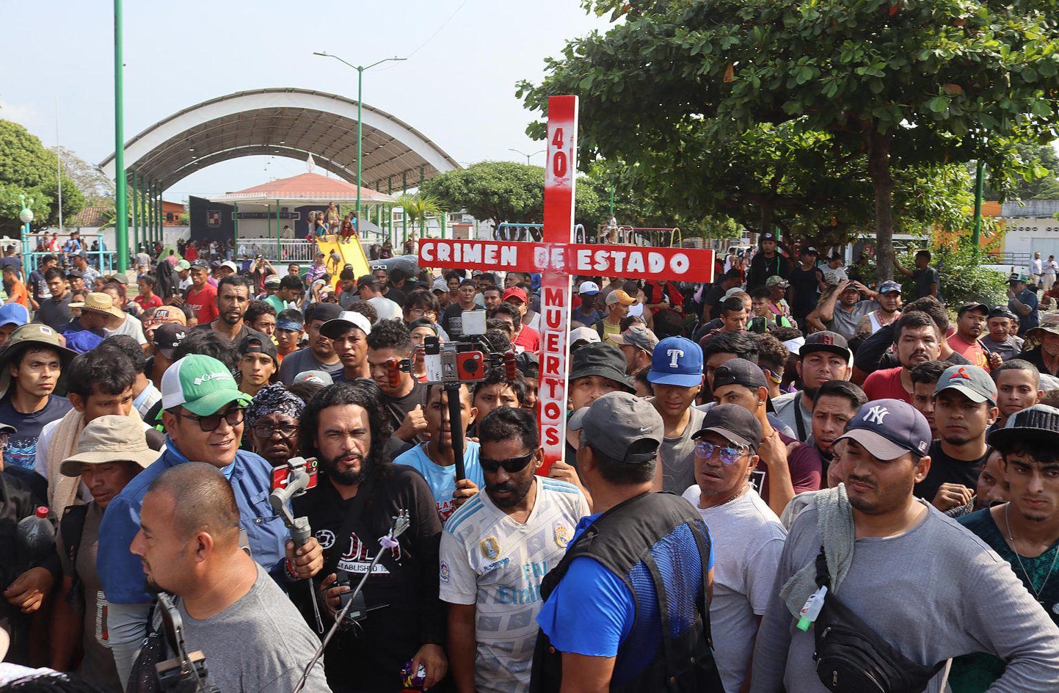 Migrantes se reúnen en una plaza pública del municipio de Huehuetán, hoy en el estado de Chiapas (México). EFE/Juan Manuel Blanco