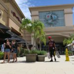 Personas salen del Centro Comercial Plaza Las Américas en San Juan (Puerto Rico). Imagen de archivo. EFE/Jorge Muñiz