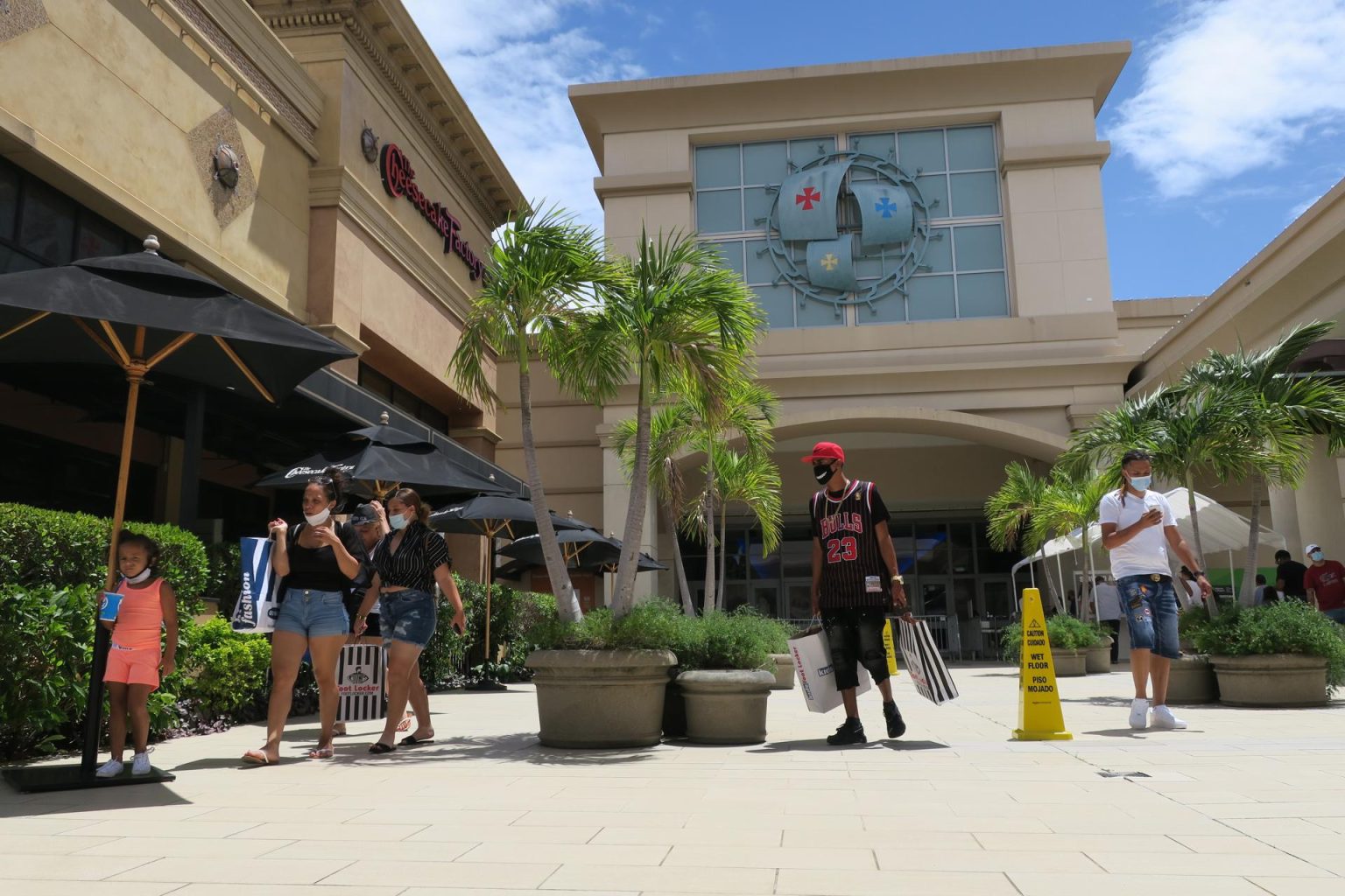 Personas salen del Centro Comercial Plaza Las Américas en San Juan (Puerto Rico). Imagen de archivo. EFE/Jorge Muñiz