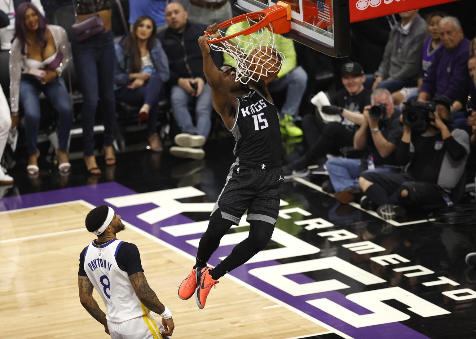 El base de los Sacramento Kings Davion Mitchell (D) en el juego 2 de la serie entre Sacramento Kings y Golden State Warriors, este 17 de abril de 2023. EFE/EPA/John G. Mabanglo