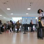 Fotografía de archivo donde se observa a varias personas en el Aeropuerto Internacional Luis Muñoz Marín en San Juan, Puerto Rico. EFE/Jorge Muñiz