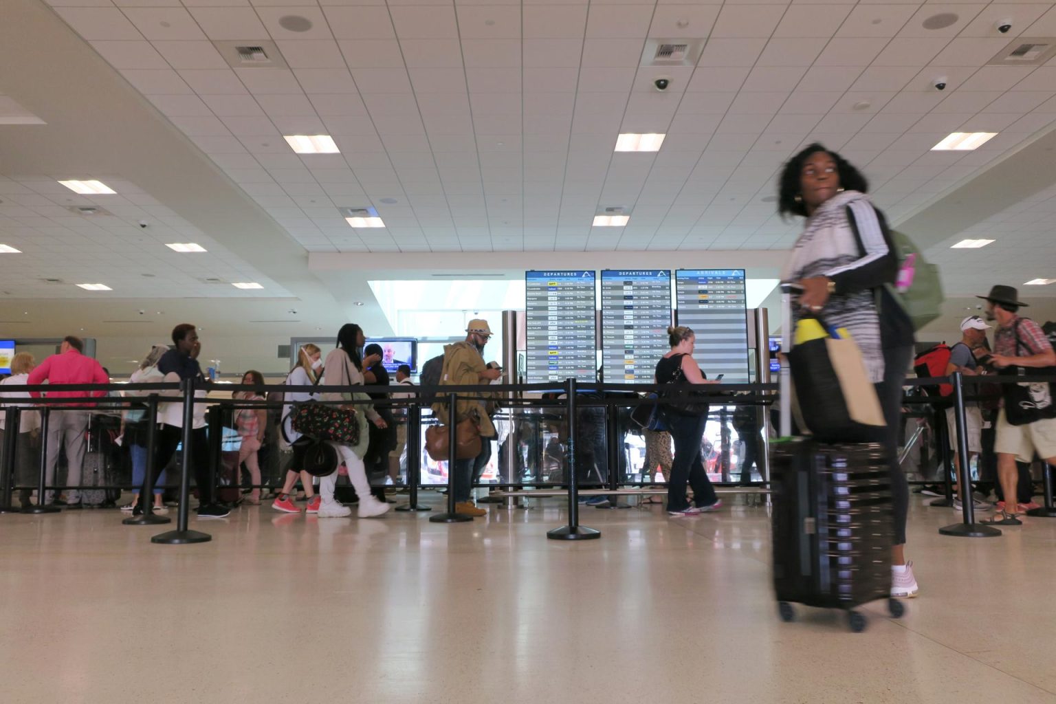 Fotografía de archivo donde se observa a varias personas en el Aeropuerto Internacional Luis Muñoz Marín en San Juan, Puerto Rico. EFE/Jorge Muñiz