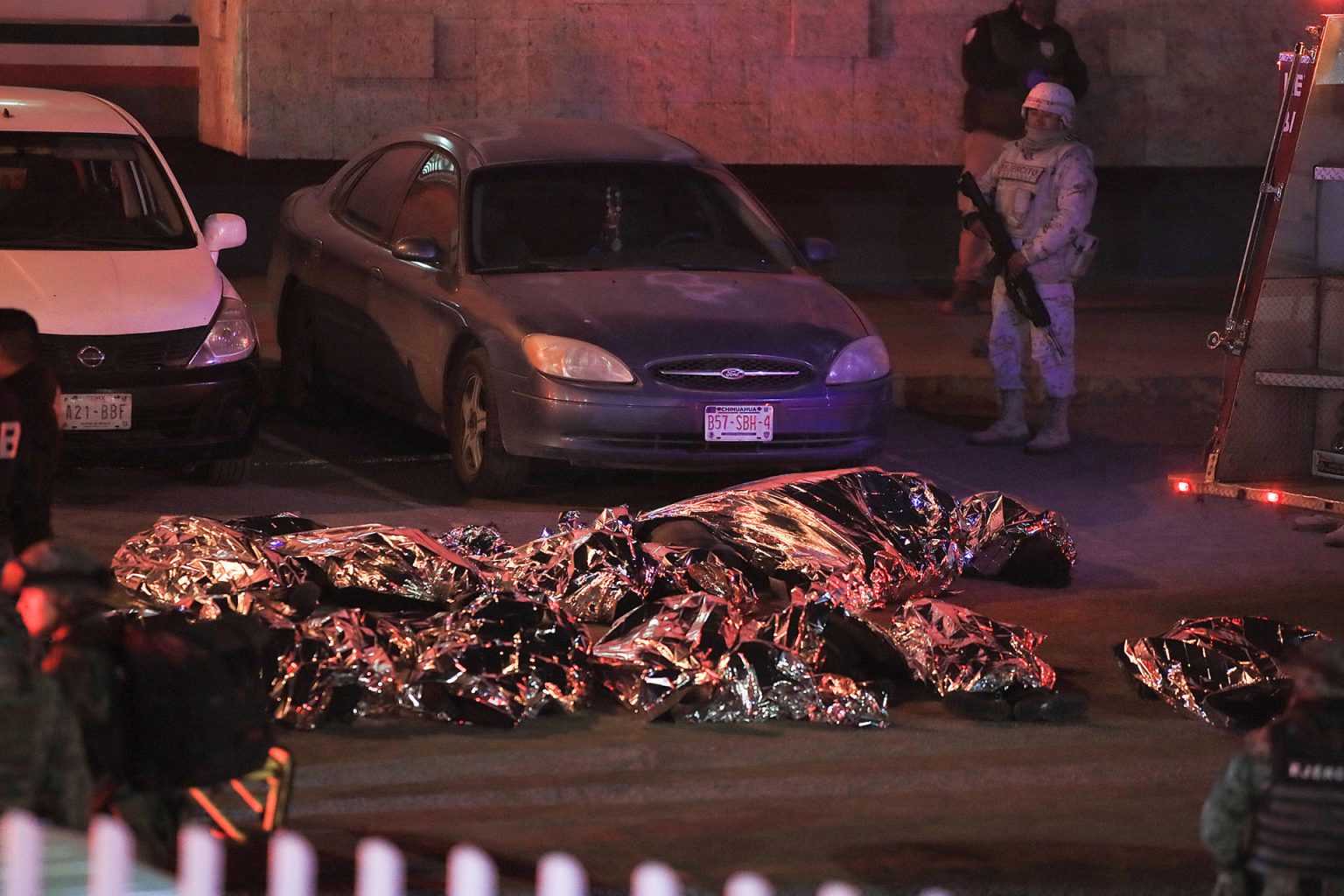 Fotografía de archivo de los cuerpos de migrantes fallecidos durante un incendio en las instalaciones del Instituto Nacional de Migración (INM), la noche del 27 de marzo de 2023, en Ciudad Juárez, Chihuahua (México). EFE/Luis Torres