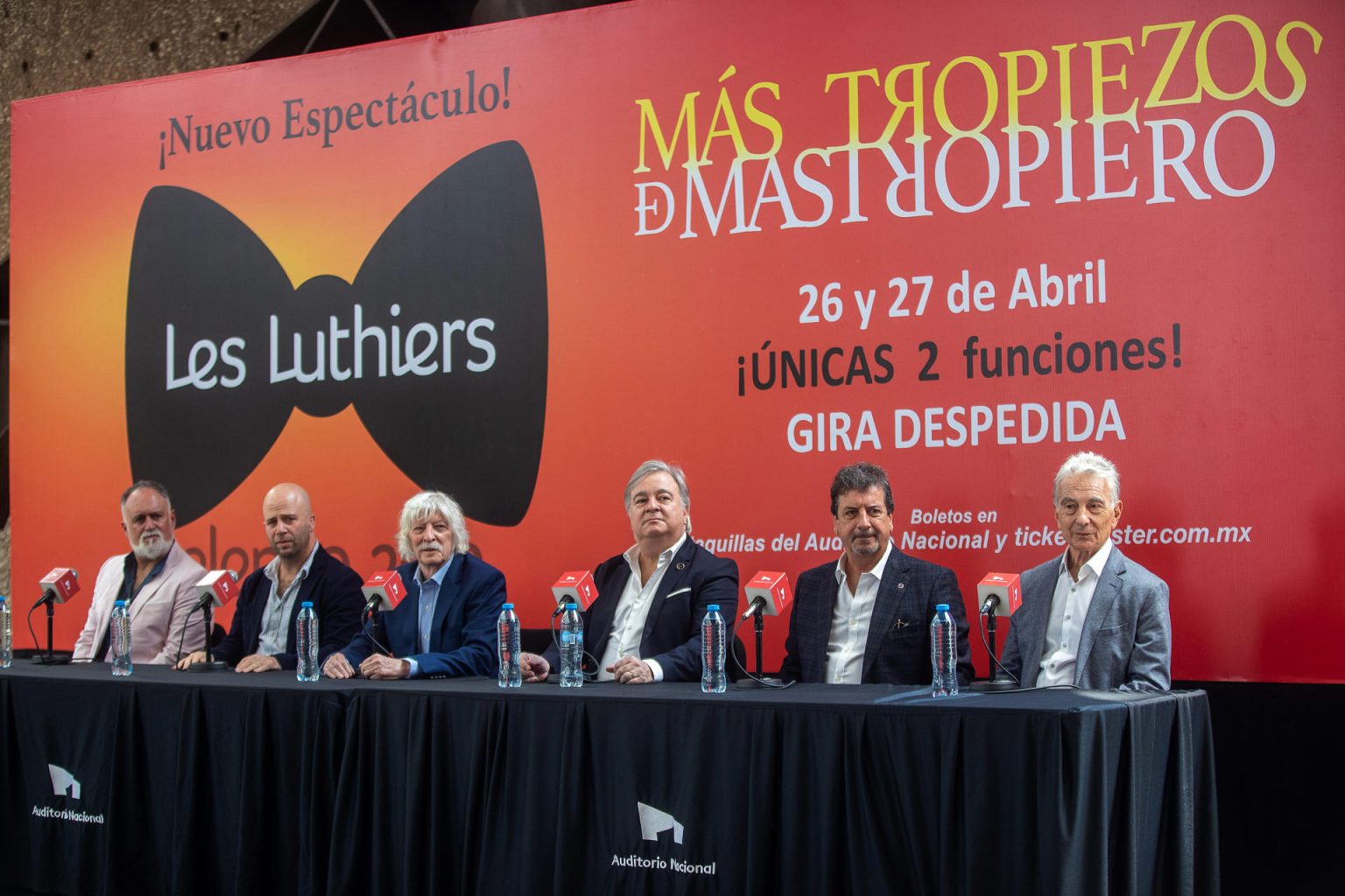 De izq. a der. Los integrantes del grupo humorístico-musical argentino Les Luthiers, Martín O'Connor, Tomas Mayer-Wolf, Carlos López Puccio, Roberto Antier, Horacio Turano y Jorge Maronna, durante una conferencia de prensa en el Auditorio Nacional hoy, en Ciudad de México (México). EFE/Isaac Esquivel