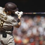 Fotografía de archivo en la que se registró al beisbolista dominicano Fernando Tatis Jr., parador en corto de los Padres de San Diego, quien cumplirá el próximo miércoles, 19 de abril, su sanción de 80 partidos tras dar positivo en un control antidopaje en la MLB. EFE/John G. Mabanglo