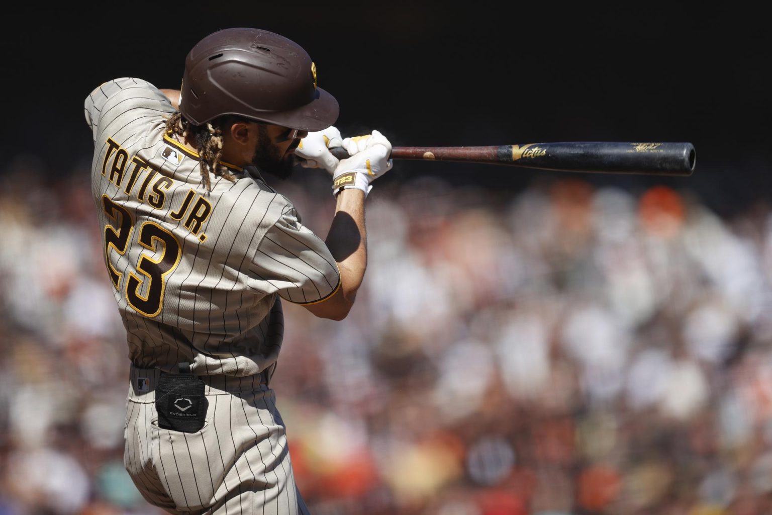 Fotografía de archivo en la que se registró al beisbolista dominicano Fernando Tatis Jr., parador en corto de los Padres de San Diego, quien cumplirá el próximo miércoles, 19 de abril, su sanción de 80 partidos tras dar positivo en un control antidopaje en la MLB. EFE/John G. Mabanglo